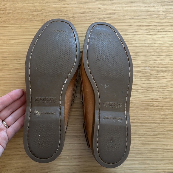 Women’s Sperrys Size 7 - Picture 2 of 3